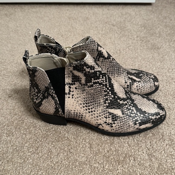 SO Snakeskin Booties- Size 8 - Picture 4 of 10